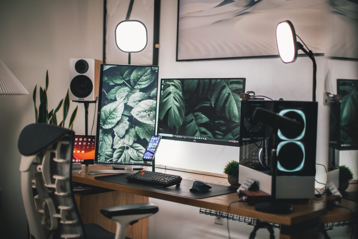 gaming-desk-with-computer-lighting-streaming-rig.